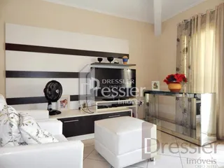 Sala de estar com sofá branco e mesa de console.