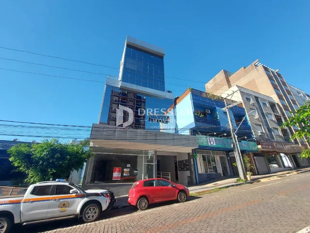 Vista externa de edifícios comerciais e residenciais na rua em Lajeado.