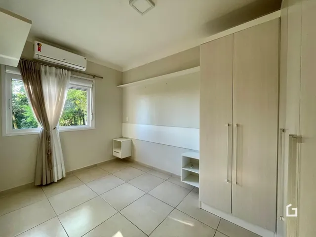 Ambiente interno de uma sala com piso de cerâmica e armários embutidos.