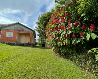 Vista externa de uma casa com gramado verde em Lajeado, Brasil.