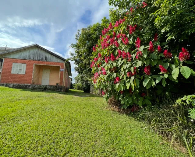Vista externa de uma casa com gramado verde em Lajeado, Brasil.