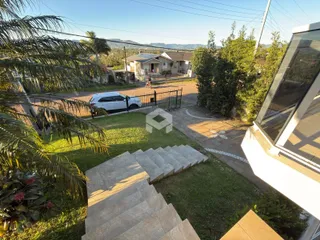 Vista externa de uma propriedade em Lajeado, Brasil, mostrando o jardim e a fachada.