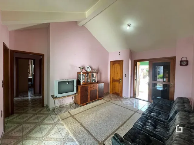 Sala de estar com paredes rosa e piso de cerâmica.