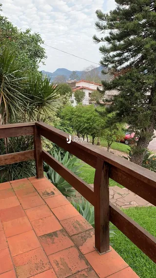 Vista de um terraço com piso de cerâmica e grade de madeira.