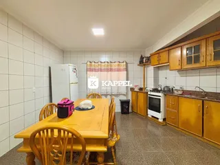 Uma foto de uma sala de jantar com uma cozinha em um apartamento.