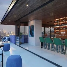 Ambiente moderno com vista panorâmica da cidade através de grandes janelas.