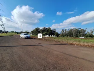 Vista externa da propriedade em Lajeado, Brasil, mostrando a estrada de acesso e o céu azul.