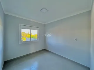 Ambiente interno com paredes brancas e piso claro.