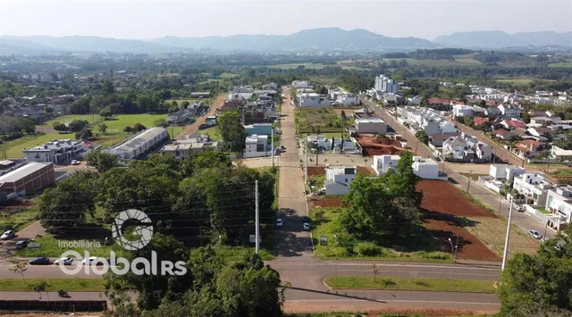 Vista aérea de uma área residencial com terrenos e vegetação no Brasil.