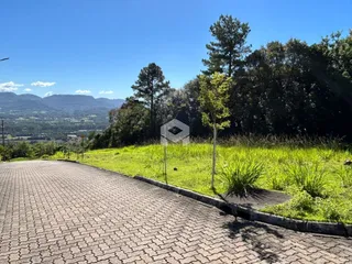 Vista da propriedade com paisagem montanhosa ao fundo.