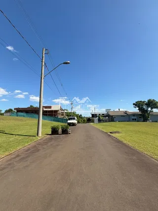 Vista da rua e gramado de uma propriedade em Lajeado.