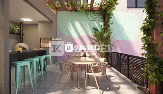 Varanda externa com mesa e cadeiras de madeira em um apartamento.