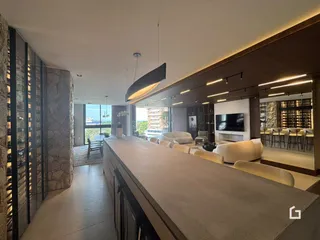 Interior de uma sala de estar moderna com grande janela e lareira.