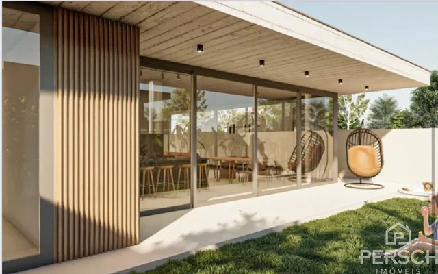 Fachada moderna com grandes portas de vidro e área externa gramada.