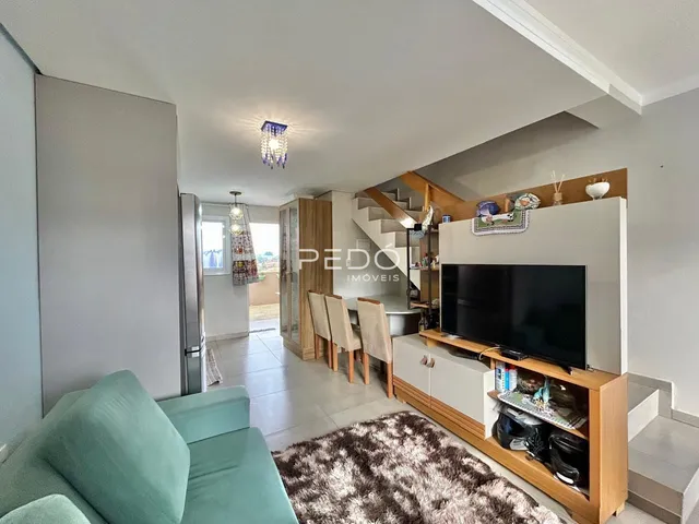 Sala de estar com sofá verde e piso de cerâmica em um imóvel no Brasil.