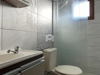 Foto de um banheiro com pia e vaso sanitário em um imóvel.