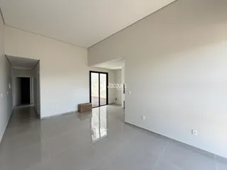 Hall de uma propriedade em Lajeado com piso de cerâmica claro.