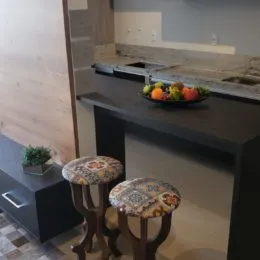 Vista de uma bancada escura em um ambiente interno.