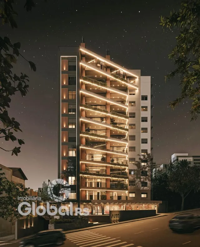 A fachada de um prédio residencial em Lajeado, Brasil, à noite.