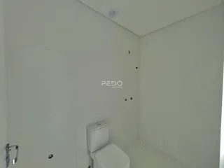 Banheiro interno com paredes brancas.