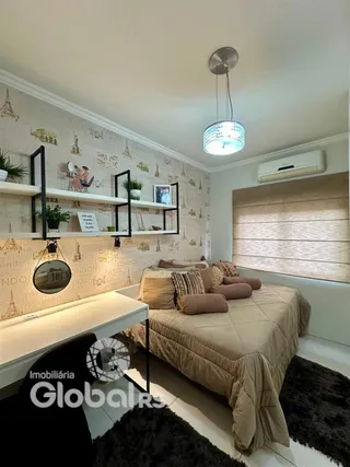 Quarto com cama e estantes de parede em um imóvel.