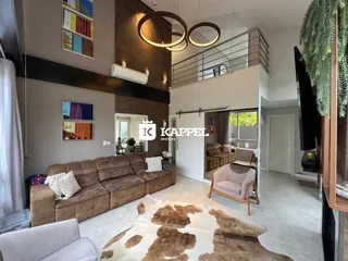 Sala de estar com sofá grande e decoração moderna.