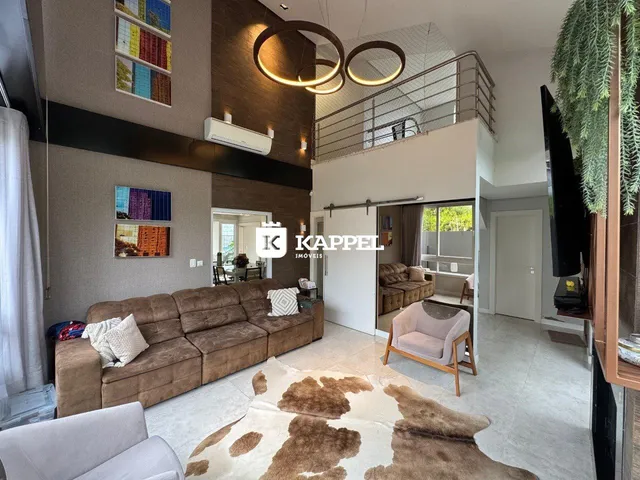 Sala de estar com sofá grande e decoração moderna.