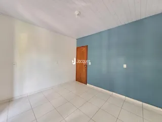 Ambiente interno com paredes brancas e piso de cerâmica.