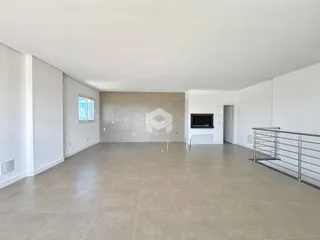 Ambiente interno amplo com piso de cerâmica claro e paredes brancas.