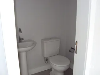 Foto de um banheiro interno com vaso sanitário e pia.
