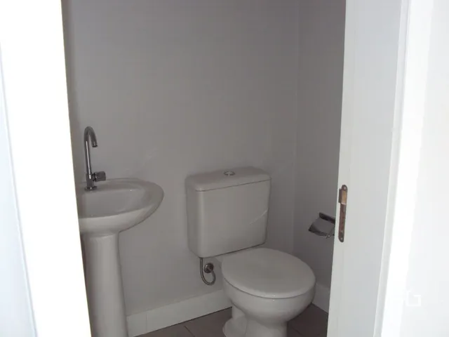 Foto de um banheiro interno com vaso sanitário e pia.