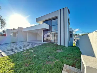 Fachada moderna de uma casa em Lajeado, Brasil, com jardim e área de acesso.