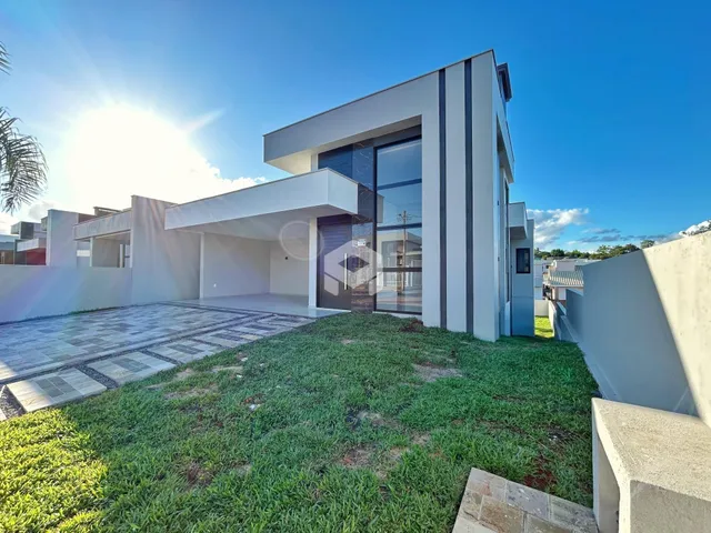 Fachada moderna de uma casa em Lajeado, Brasil, com jardim e área de acesso.