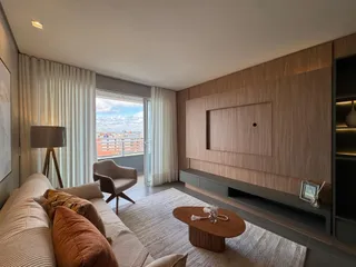 Sala de estar com sofá e vista panorâmica da cidade.
