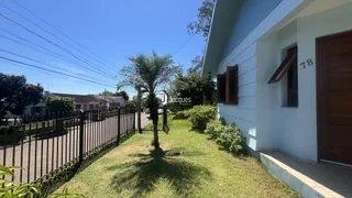 Fachada de uma residência com cerca e jardim em Lajeado, Brasil.