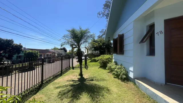 Fachada de uma residência com cerca e jardim em Lajeado, Brasil.