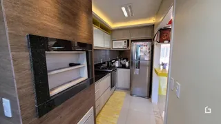 Vista interna da cozinha com armários e eletrodomésticos em Lajeado.