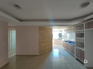 Vista interna de um corredor residencial com piso de cerâmica.