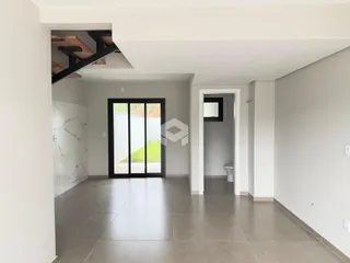 Hall de entrada com porta de vidro e piso de cerâmica.