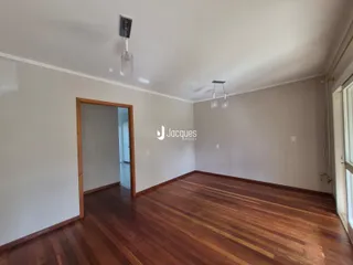 Sala de estar com piso de madeira polida.