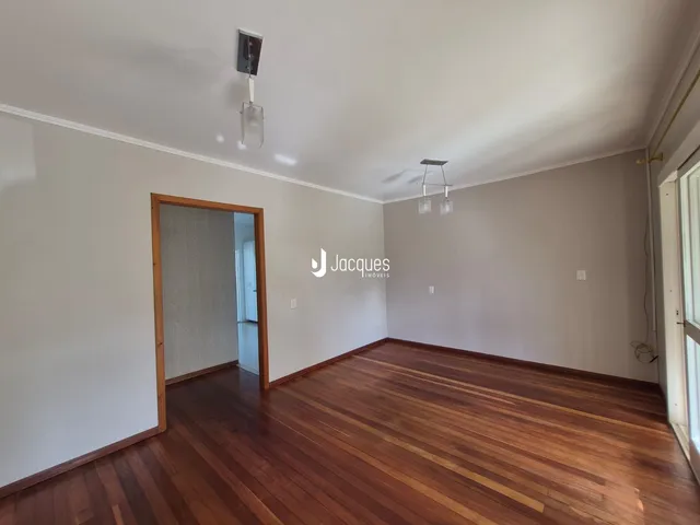 Sala de estar com piso de madeira polida.