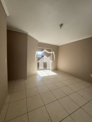 Vista interna de um corredor com piso de cerâmica clara.