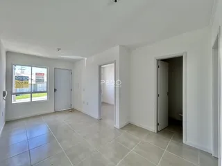 Interior de uma sala com piso de cerâmica e portas brancas.