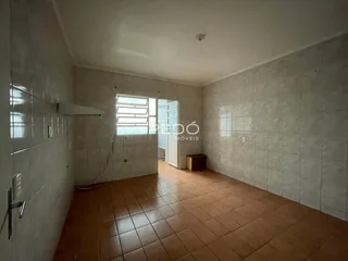 Interior de um cômodo com piso de cerâmica e paredes revestidas em ladrilhos.