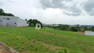 Campo gramado com um prédio ao fundo em Lajeado, Brasil.