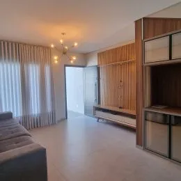 Hall de entrada com paredes claras e painéis de madeira.
