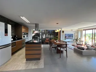Ambiente de sala de estar e cozinha em um imóvel no Brasil.