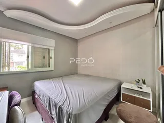 Quarto com cama e janela em um imóvel no Brasil.