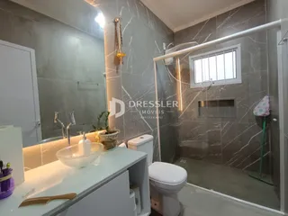 Foto de um banheiro moderno com revestimento em mármore.
