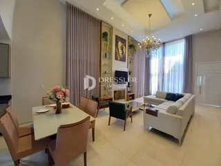 Sala de estar com decoração moderna e piso claro.